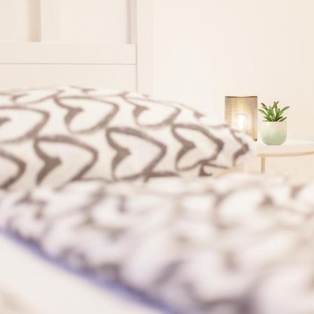 Tm Aparts Dortmund Kültér fotó A bed with a throw