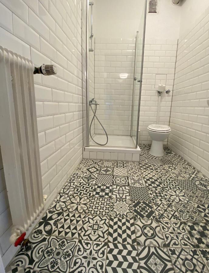 Tm Aparts Dortmund Kültér fotó Bathroom floor tiles