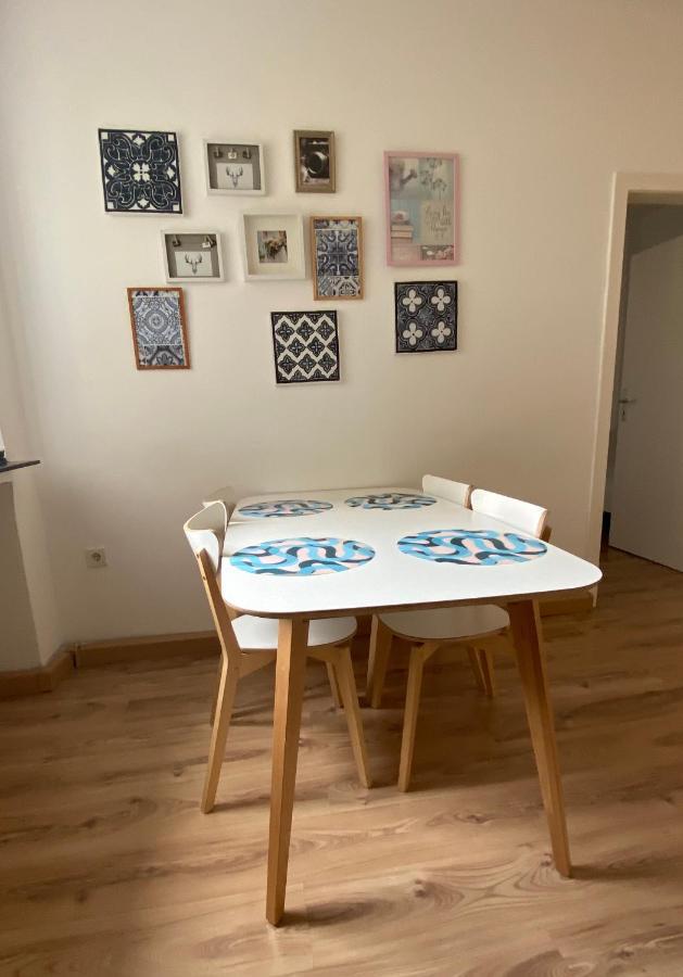 Tm Aparts Dortmund Kültér fotó A dining room table with placemats
