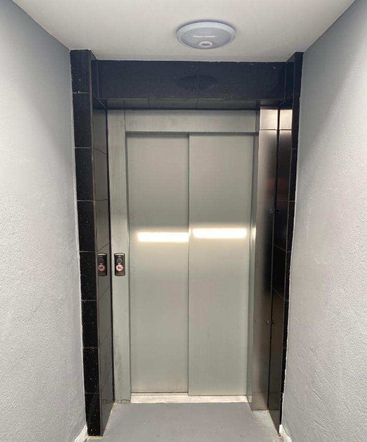 Tm Aparts Dortmund Kültér fotó A typical elevator door
