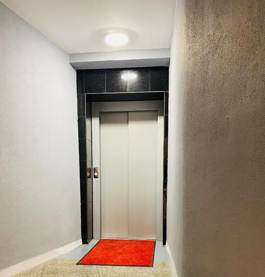 Tm Aparts Dortmund Kültér fotó A typical elevator in a residential building