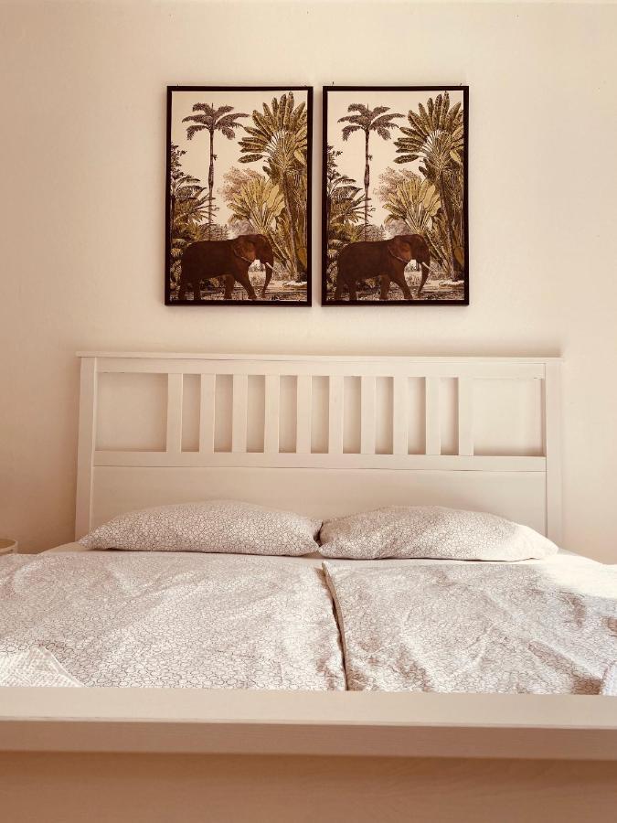 Tm Aparts Dortmund Kültér fotó A bed with a headboard