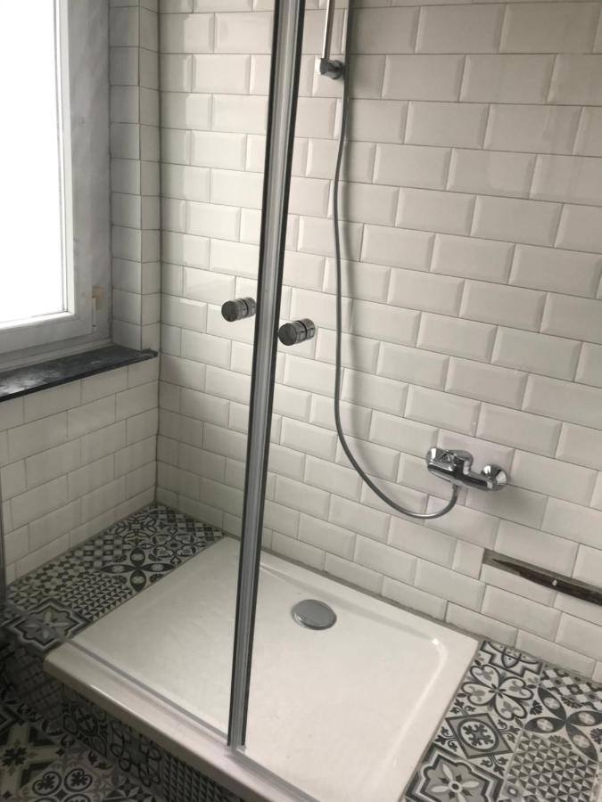Tm Aparts Dortmund Kültér fotó A shower