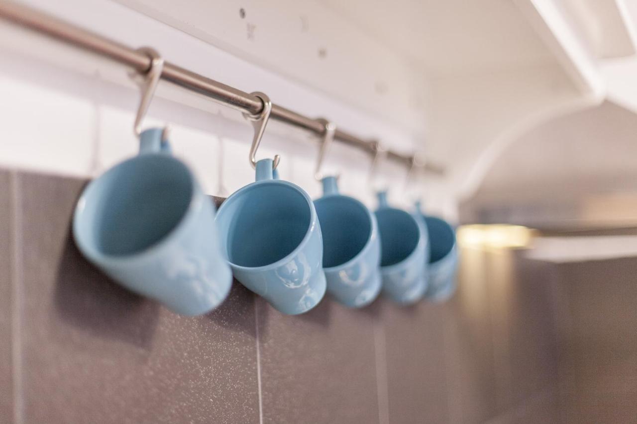Tm Aparts Dortmund Kültér fotó Mugs hanging on a rail