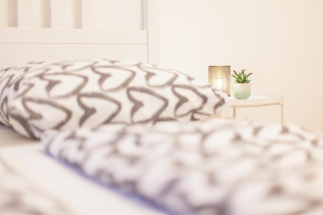 Tm Aparts Dortmund Kültér fotó A bed with a throw